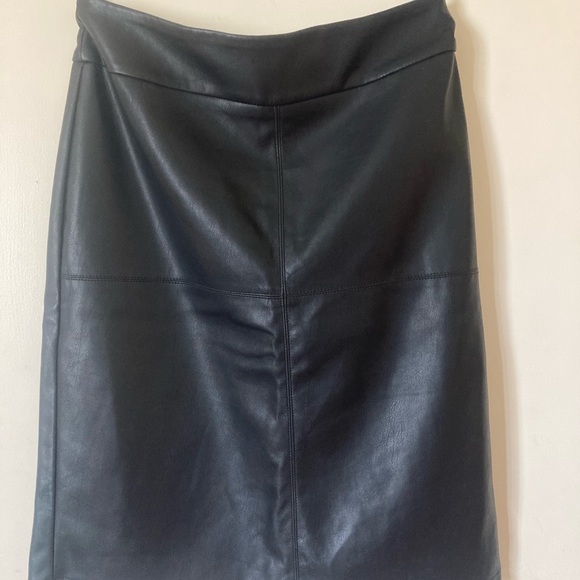 Dorothy Perkins faux leather skirt - Picture 2 of 5
